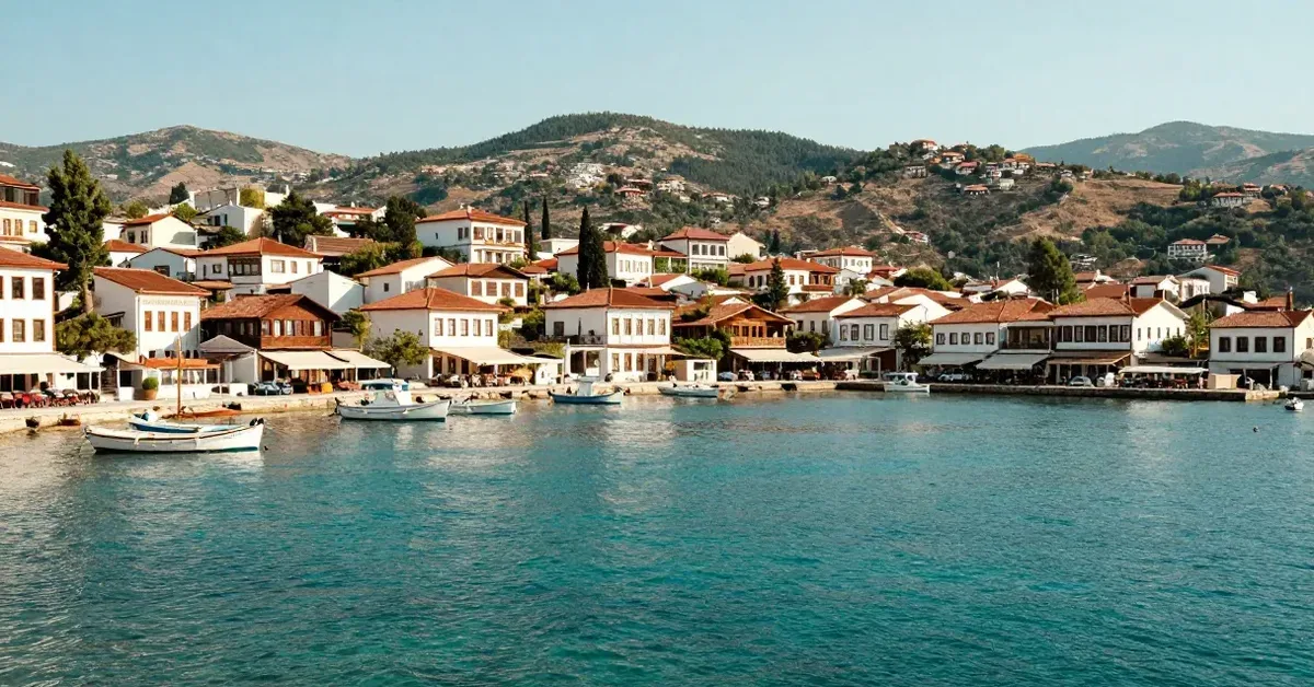 Kaş benzeri küçük Akdeniz kasabasında sakin eylül denizi ve tekneler