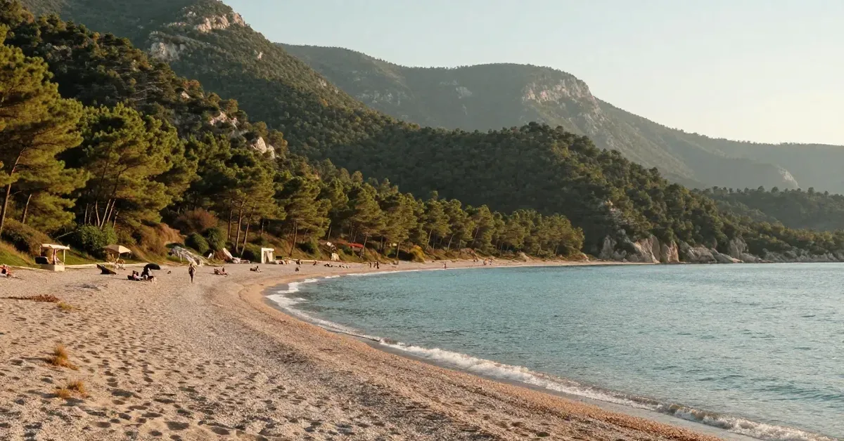 Orman ve dağlarla çevrili sakin Akdeniz sahilinde eylül sabahı