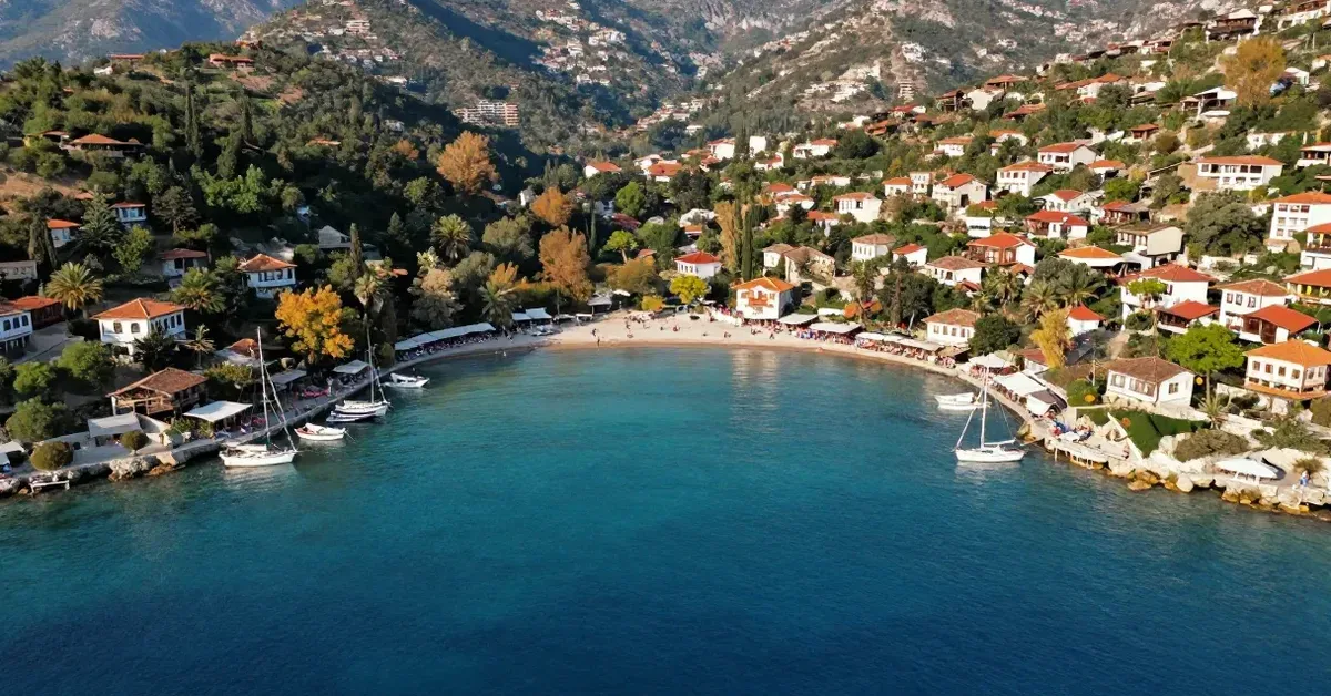 Turkuaz lagün, doğal koy ve sahil kasabasını birleştiren Fethiye rotası